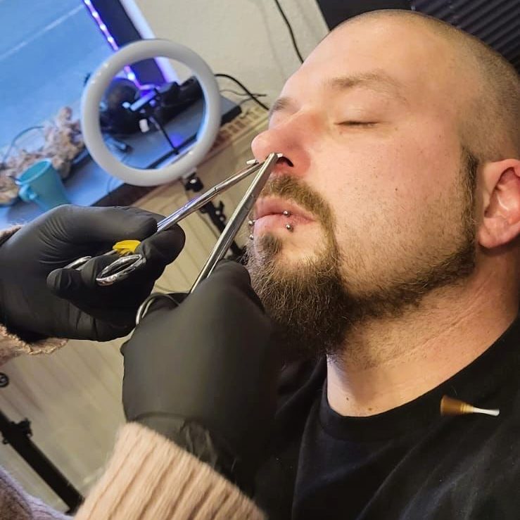 Piercer sticht Piercing in Nordenham bei Bremerhaven Piercer sticht Piercing in Nordenham bei Bremerhaven
